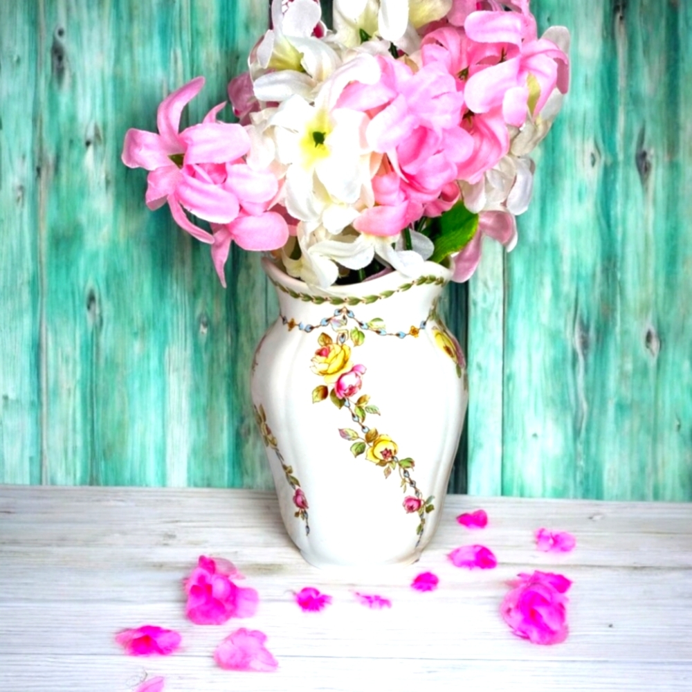 Beautiful MINTONS ALEXANDRIA VASE.Vintage relic;  decorating your beautiful home